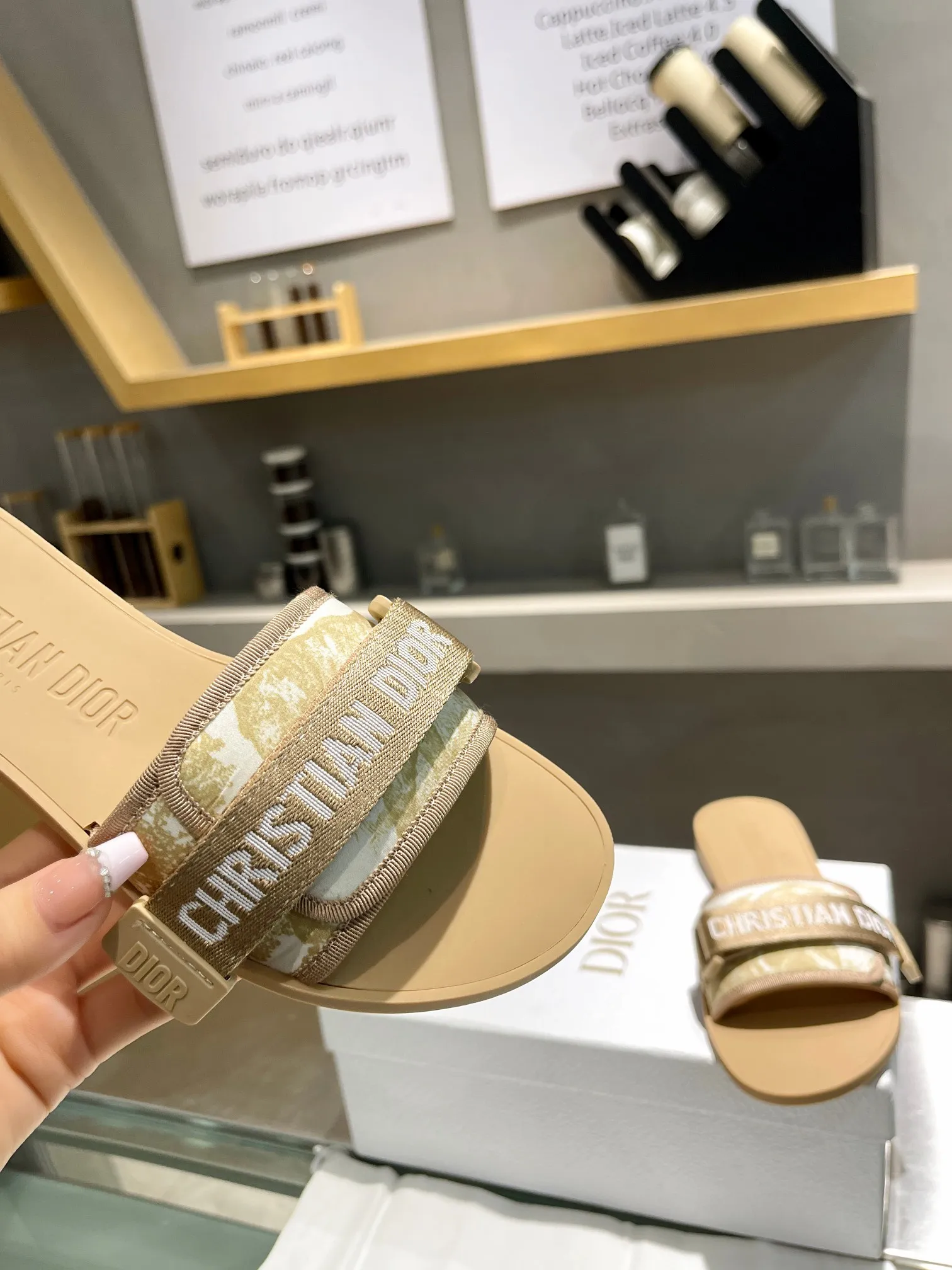 👟👟Ex-factory price 380👟👟 Dior D’s latest series of Velcro buckle sandals and slippers in new colors! Perfect reproduction of the original version, the most popular color matching fabric, super layered ▪️Original molded high-end TPU outsole (not ordinary rubber) ▪️Very comfortable and easy to walk. All upper materials are custom-made from the original ▪️3D electric embroidered three-dimensional cloth surface, very versatile, a must-have for lazy people in summer ▪️Number of yards: 35-41